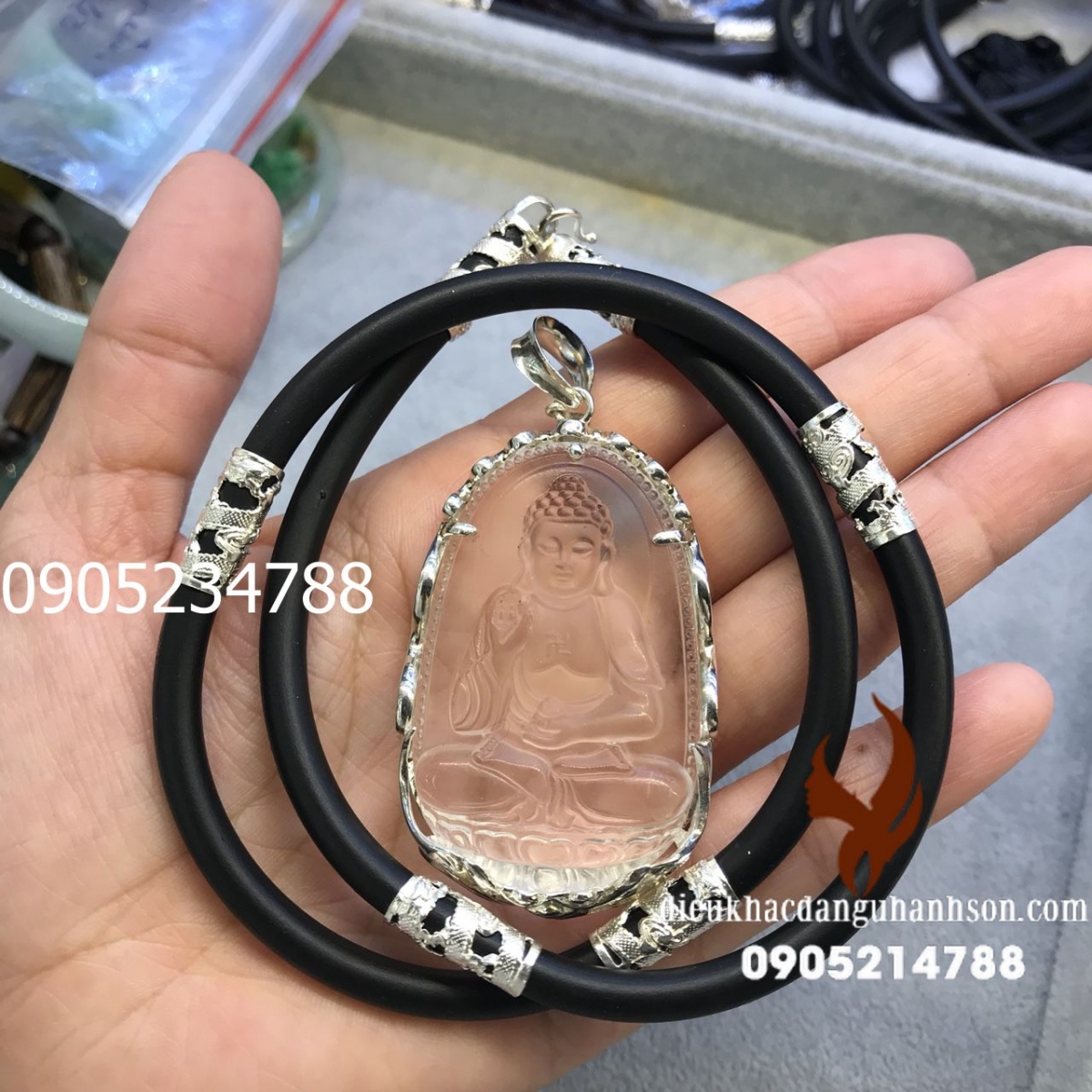 Phật bản mệnh A di đà cho tuổi Tuất đá thạch anh trắng ốp bạc ta nguyên chất kèm dây rồng 4 đốt bạc (Mã sản phẩm: PBM45)